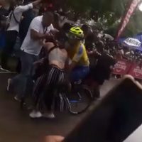 Ciclista gana etapa de la Vuelta a Colombia, pero arrolló a su esposa en la meta (Video)