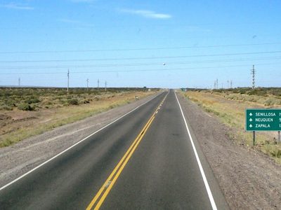 Camioneros imprudentes: Hacían maniobras peligrosas en la Ruta 22 y los esperó la Policía
