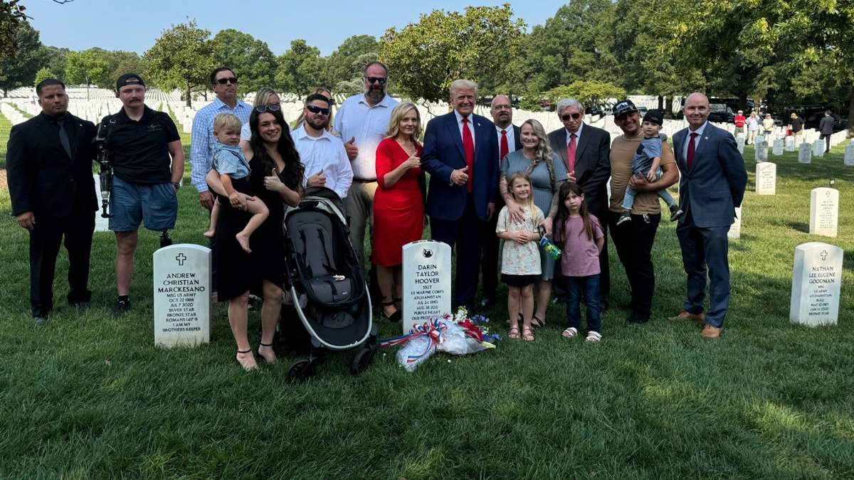 Trump emite comunicado de familias de militares caídos que defiende visita a cementerio de Arlington