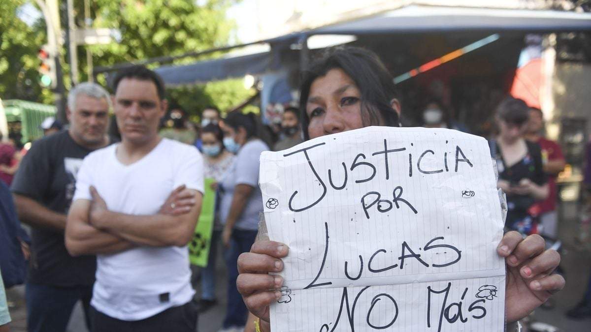Los vecinos de Lucas González pidieron Justicia por la muerte del joven. Fuente: (Twitter)