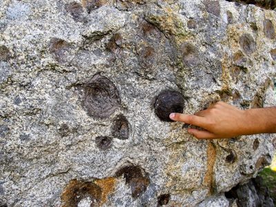 Qué son las piedras de nacimiento, un fenómeno que sorprende a Portugal