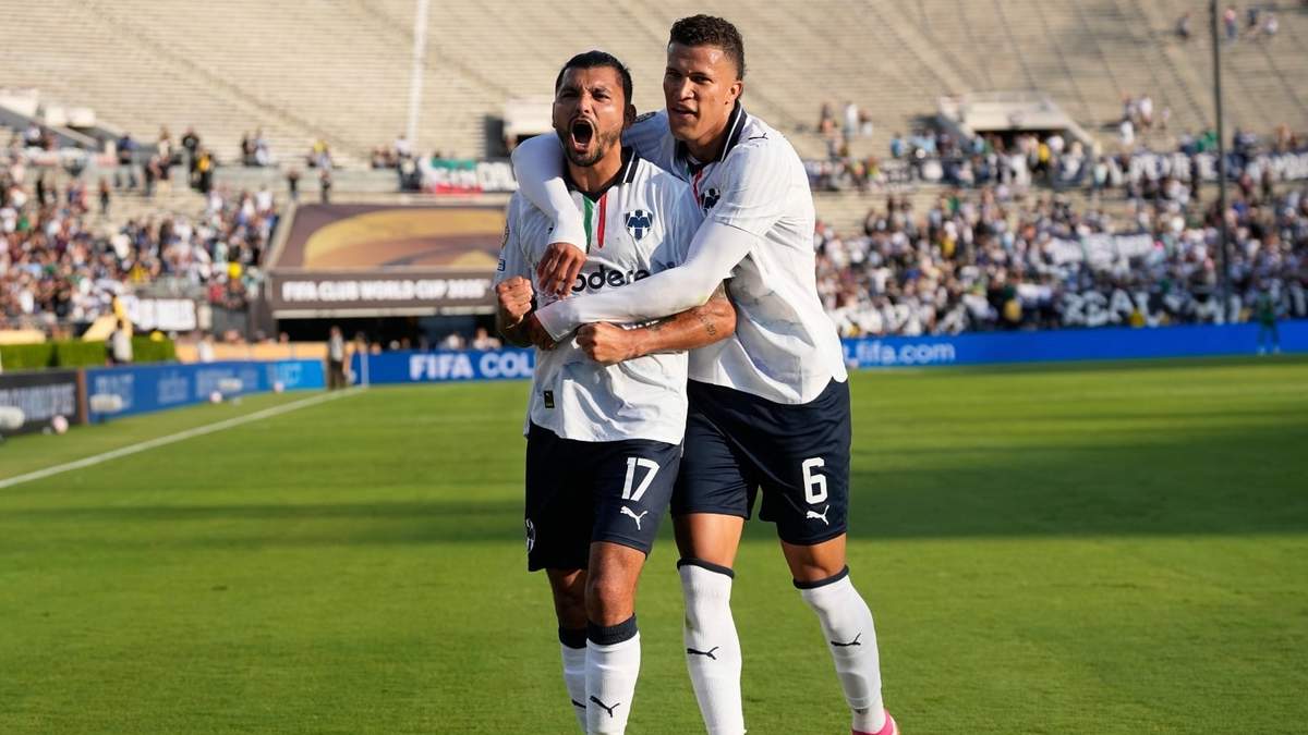 Jesús Corona celebra su gol junto a Nelson Deossa para Monterrey ante Urawa Red Diamonds en Pasadena, California