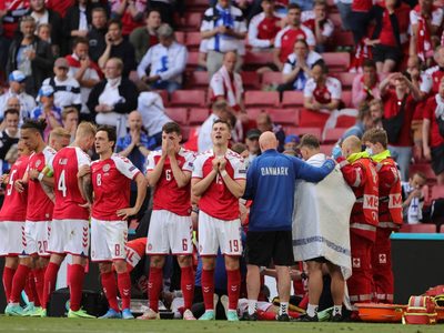 Christian Eriksen, estable tras desplomarse en pleno juego entre Dinamarca y Finlandia