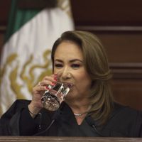 Académicos, alumnos y egresados de la UNAM exigen invalidar el título de Yasmín Esquivel