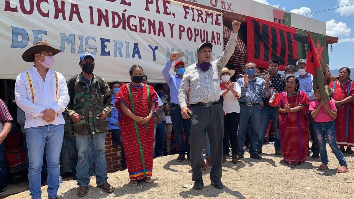 Integrantes del Movimiento de Unificación y Lucha Triqui (MULT), una de las organizaciones en conflicto