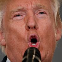 Bajo presión, Trump condena actos de racismo por grupos supremacistas