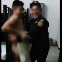 Policía de NL baila desnudo con compañero de corporación (Video)