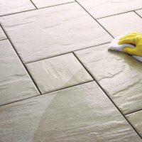 Con 3 ingredientes: el truco de limpieza infalible para dejar impecables las juntas en tus pisos