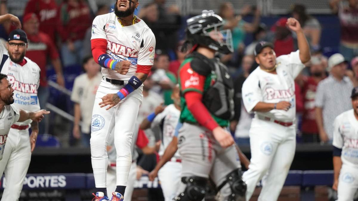 Allen Córdoba (izquierda), de Panamá, festeja luego que Yohnny Yussef Santos bateó un triple que significó el triunfo sobre México en la Serie del Caribe