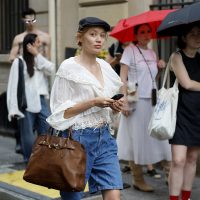 Lindo y chic: la prenda de moda que todas las abuelas tenían en su placard y que ahora podés combinar de mil maneras