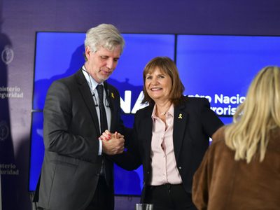Las internas en el Gobierno eyectaron al titular de la SIDE