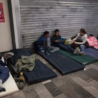 Familiares de desaparecidos acampan en Juárez para ver al Papa