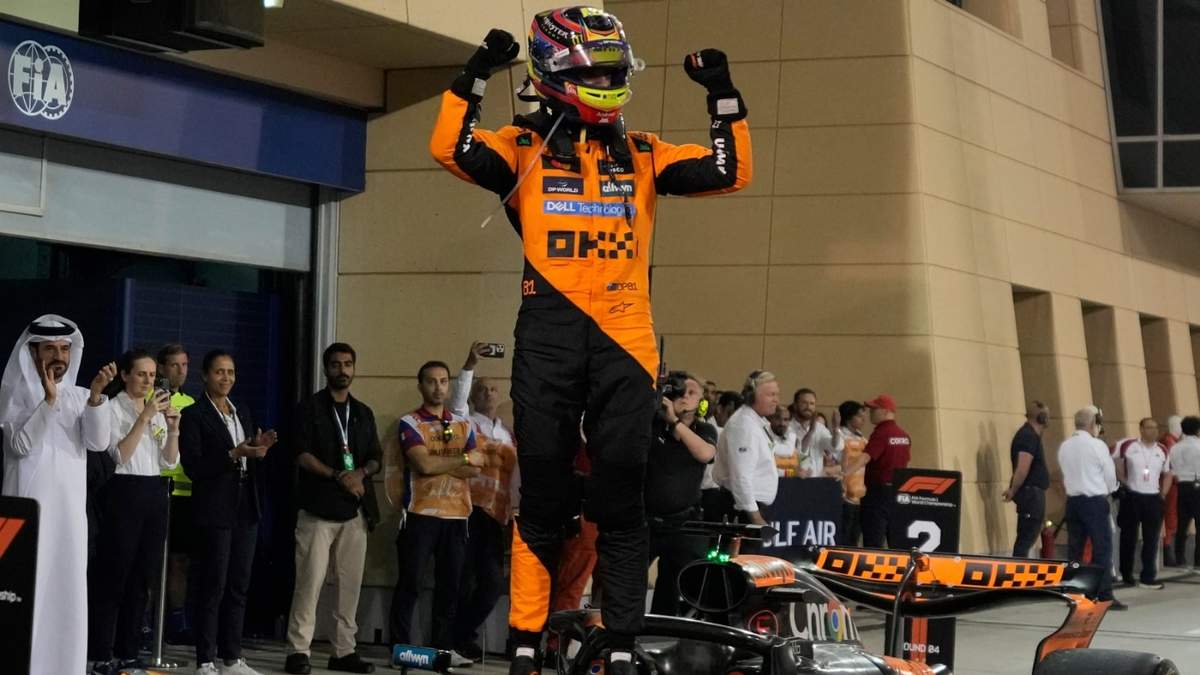 El piloto australiano de McLaren Oscar Piastri celebra tras ganar el Gran Premio de Bahrein el domingo 13 de abril del 2025
