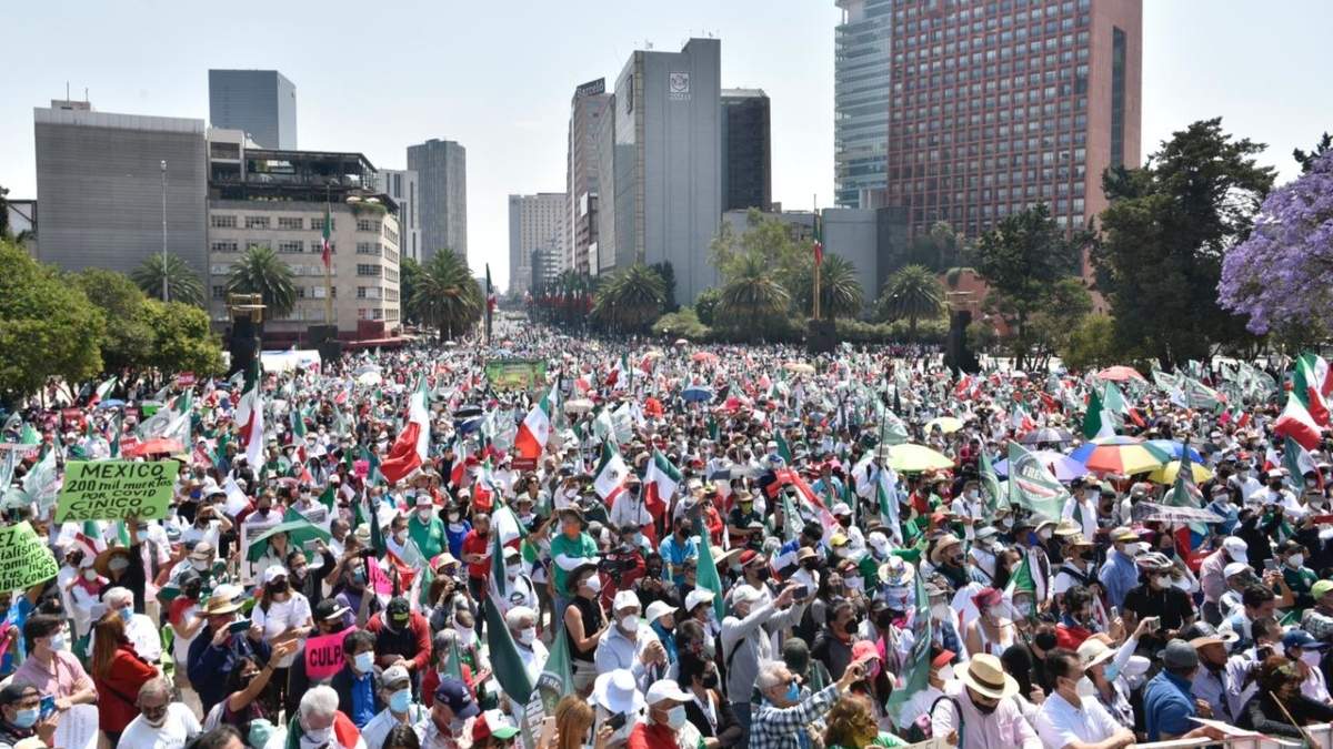 Unas 2 mil personas participaron en la marcha y "juicio ciudadano" contra el presidente López Obrador