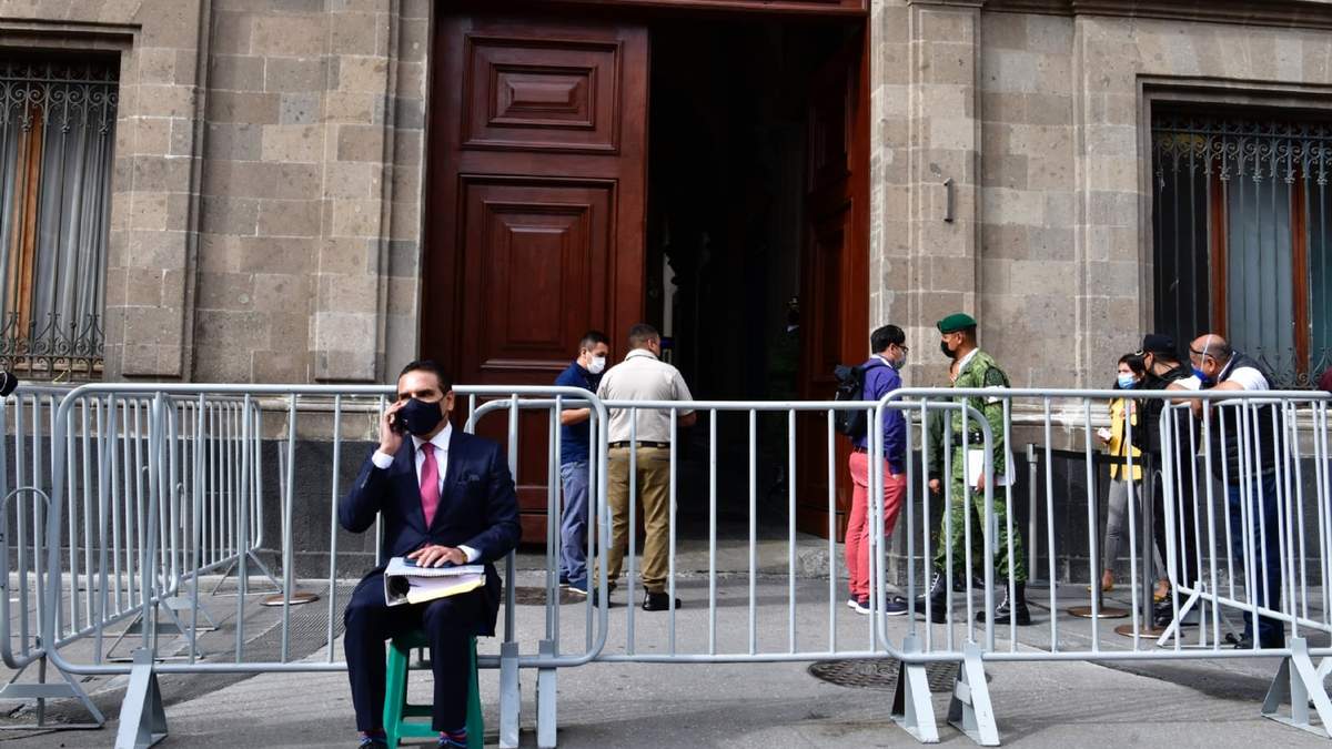 Silvano Aureoles afuera de Palacio Nacional