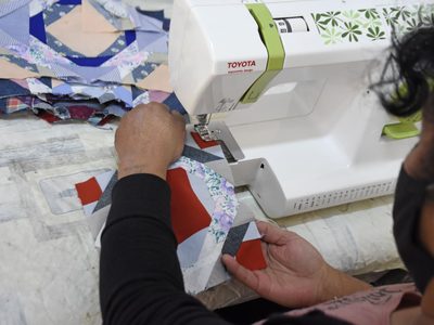 Neuquén: reciclan ropa para hacer acolchados