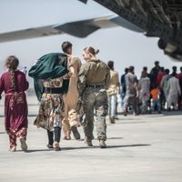 Temor por un nuevo ataque en Kabul: aceleran los operativos de evacuación