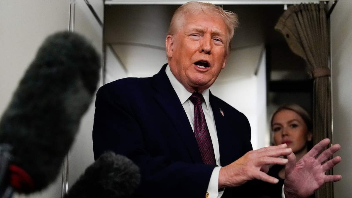 El presidente Donald Trump habla con periodistas a bordo del Air Force One rumbo a la Base Aérea Andrews en Maryland, el 11 de enero del 2026