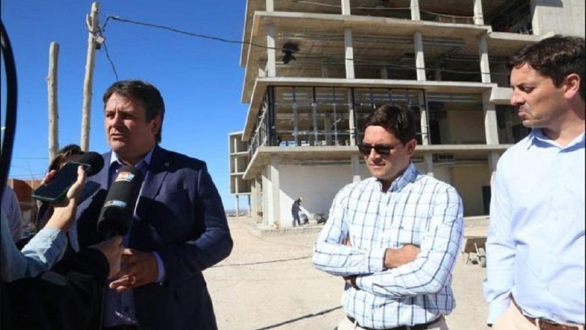 El intendente de Neuquén, Mariano Gaido, en un recorrido por el Polo Científico. Fuente: (Municipalidad de Neuquén)