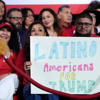 Aprobación de Trump entre hispanos cae drásticamente desde enero: encuesta AP-NORC
