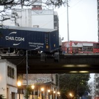Un camión perdió el control y quedó colgado de la autopista 25 de Mayo
