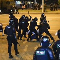 La policía de Bielorrusia abre fuego contra manifestantes en tercera noche de protestas