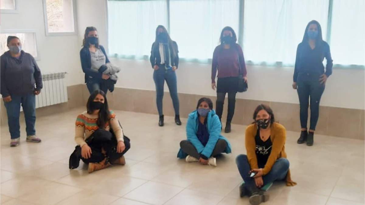 Mujeres trabajadoras de la Municipalidad de Villa Pehuenia Moquehue. Fuente: (Twitter).