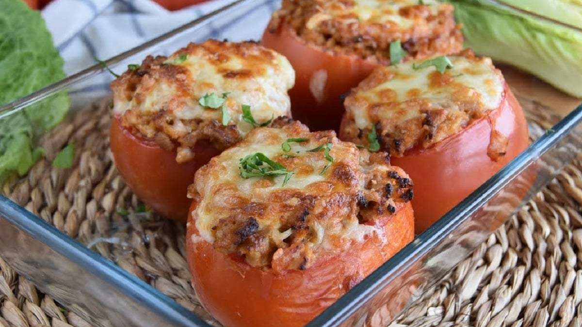 Tomates rellenos caprese. Fuente: (Youtube)