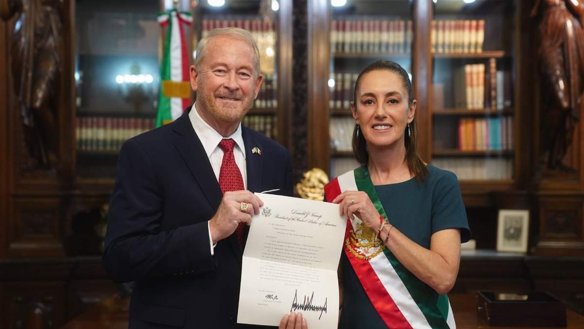 El embajador Ronald Johnson y la presidenta Claudia Sheinbaum