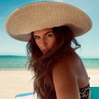 Tras su paso por Argentina, Loly Antoniale volvió a las playas de Miami con microbikinis a la moda
