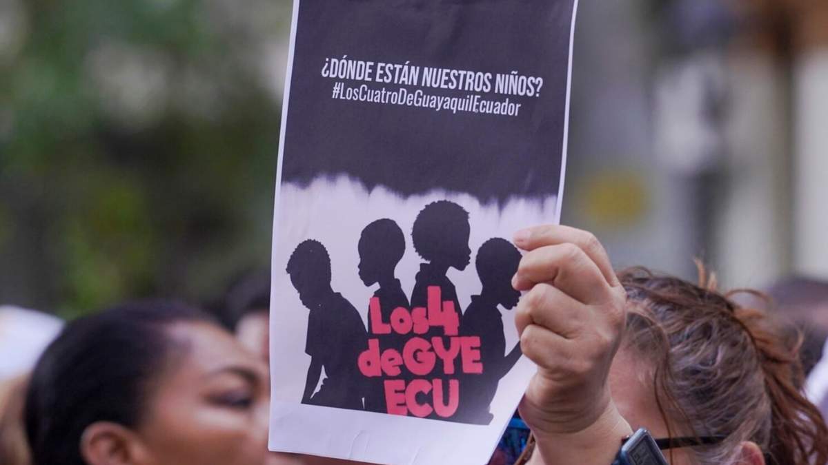 Varias personas protestan ante la sede de la fiscalía contra la desaparición de cuatro menores el pasado 8 de diciembre que huían de un convoy militar, en Guayaquil, el lunes 23 de diciembre de 2024