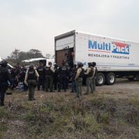 Rescatan a 140 migrantes que eran trasladados en un camión de paquetería