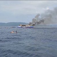 Un ferry de pasajeros indonesio se incendia en el mar y deja al menos 5 muertos (Videos)