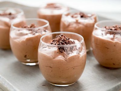 Con solo 4 ingredientes, prepará este mousse de chocolate suave como manteca, divino y bajo en calorías