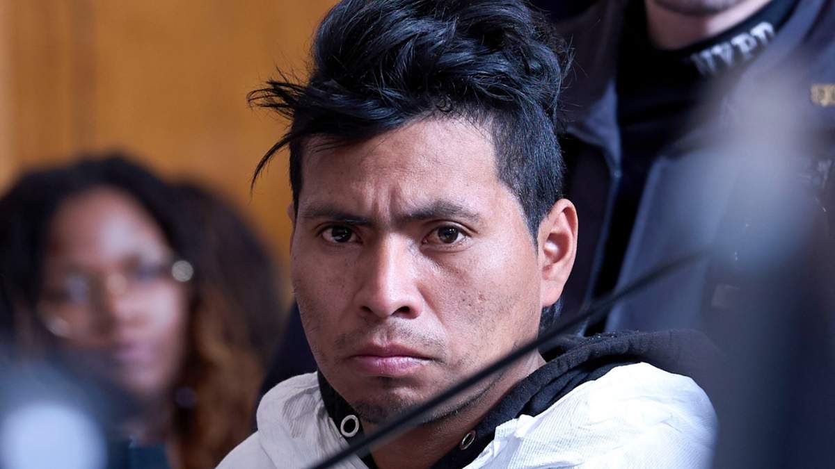 Sebastián Zapeta, acusado de quemar viva a una mujer en un tren del metro de la ciudad de Nueva York, comparece en el tribunal, el martes 24 de diciembre de 2024, en Nueva York
