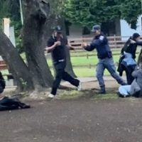 Denuncian brutalidad policial durante la intervención de una pelea callejera