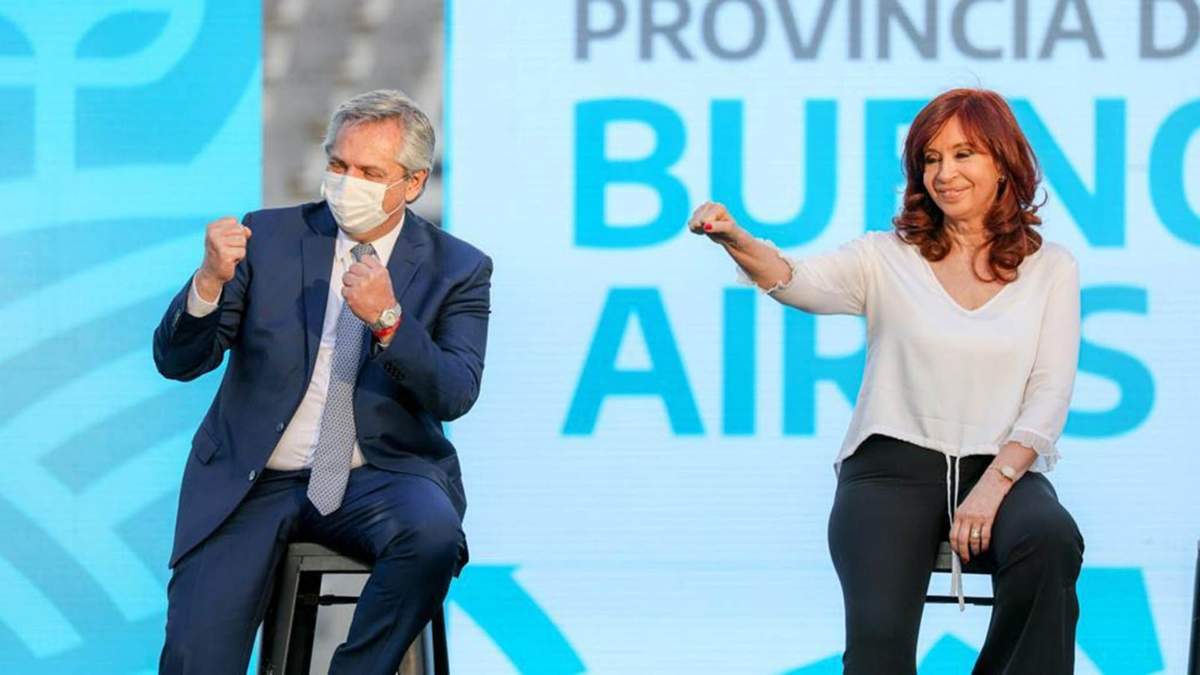 Alberto Fernández junto a la madre de Máximo Kirchner. Fuente: (Twitter)