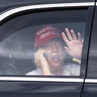 Mientras el mercado de valores se desploma por los aranceles, Trump pasa el día en su campo de golf