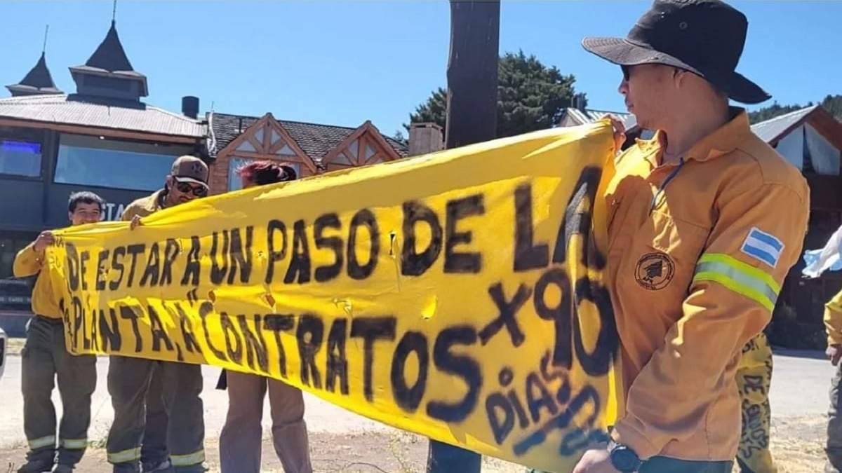 Los trabajadores del Parque Nacional Lanín marcharon por calles de San Martín de los Andes. Fuente: (La Montaña)