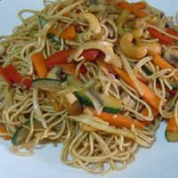 Sin ensuciar más que un sartén, hacé este wok de fideos ideal para sumar verduras a tu dieta, sin esfuerzos