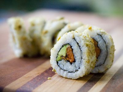 Prepará sushi en casa usando un maple de huevos: receta rápida, original y súper digestiva