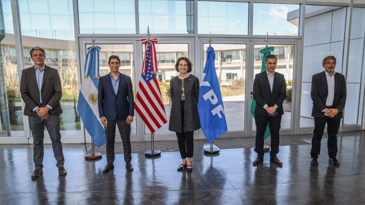 Las autoridades de YPF y la diplomática estadounidense. Fuente: (Twitter)
