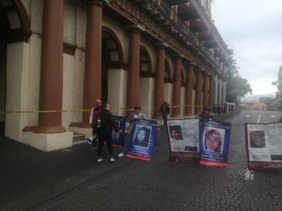 Familiares de desaparecidos bloquean por segundo día el Palacio de Gobierno de Veracruz