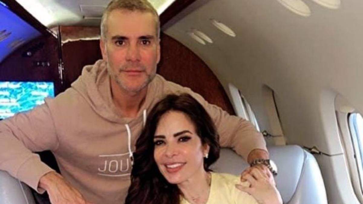 La cantante Gloria Trevi con su esposo, Armando Gómez