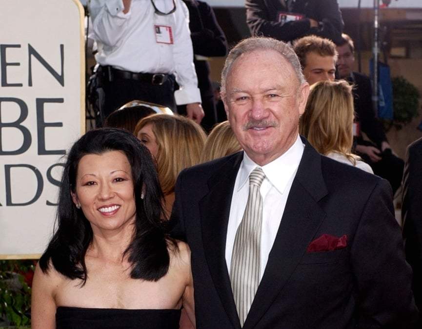 El actor Gene Hackman llega con su esposa, Betsy Arakawa, a la entrega de los 60 Globos de Oro en Beverly Hills, California en 2003