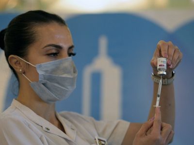 El Gobierno confirmó que Argentina está entre los 20 países que más vacunas aplicaron