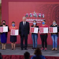 López Obrador entrega premios a escuelas ganadoras de la rifa del avión presidencial