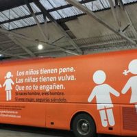 Brazo de El Yunque en España circula autobús con mensaje transfobo en escuelas