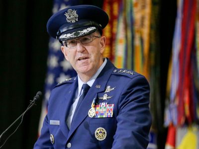 Coronel retirada logra acuerdo en demanda a general por agresión sexual
