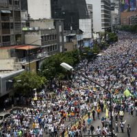 Continúan protestas en Venezuela; la policía dispersa las marchas con gases lacrimógenos
